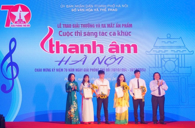 Phó Chủ tịch UBND TP Hà Nội Vũ Thu Hà (bìa trái) và Vụ trưởng Vụ Văn hóa Văn nghệ, Ban Tuyên giáo T.Ư Nguyễn Minh Nhựt (bìa phải) trao 5 giải A. Phó Chủ tịch UBND TP Hà Nội Vũ Thu Hà (bìa trái) và Vụ trưởng Vụ Văn hóa Văn nghệ, Ban Tuyên giáo T.Ư Nguyễn Minh Nhựt (bìa phải) trao 5 giải A.