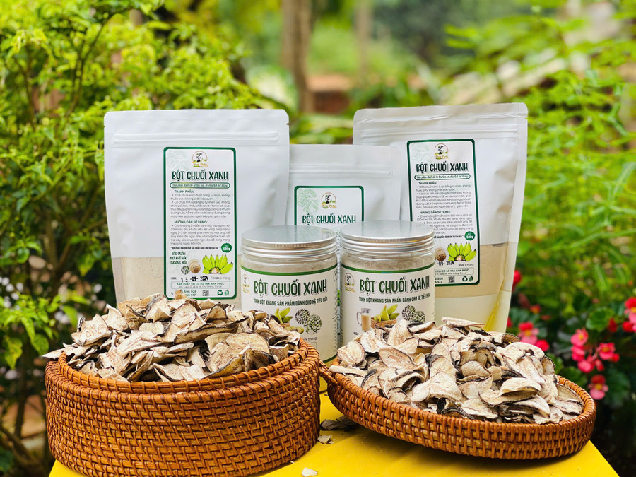 Chị Bình đã học hỏi, nghiên cứu đưa chuối xanh trở thành sản phẩm thiết thực và lành mạnh. Ảnh: Mai Ka Chị Bình đã học hỏi, nghiên cứu đưa chuối xanh trở thành sản phẩm thiết thực và lành mạnh. Ảnh: Mai Ka