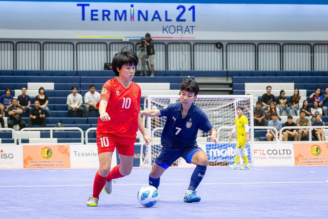 Futsal nữ Việt Nam (đỏ) sớm mở tỉ số trận đấu trước chủ nhà Thái Lan