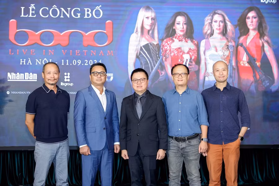 Những người tham gia tổ chức sản xuất "BOND Live in Vietnam": Đạo diễn Phạm Hoài Nam, Giám đốc sản xuất Nguyễn Thùy Dương, Trưởng Ban tổ chức Lê Quốc Minh, nghệ sỹ piano Tuấn Nam, nhạc trưởng Đồng Quang Vinh (từ trái sang). (Ảnh: PV/Vietnam+)