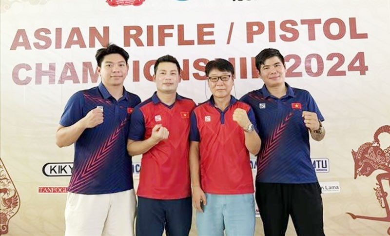 Huấn luyện viên trưởng Park Chung - gun (đeo kính) cùng ba xạ thủ giành huy chương Bạc nội dung súng ngắn bắn nhanh 25m, tại Giải vô địch súng trường/súng lục châu Á 2024 ở Jakarta (Indonessia). Ảnh: TTXVN Huấn luyện viên trưởng Park Chung - gun (đeo kính) cùng ba xạ thủ giành huy chương Bạc nội dung súng ngắn bắn nhanh 25m, tại Giải vô địch súng trường/súng lục châu Á 2024 ở Jakarta (Indonessia). Ảnh: TTXVN