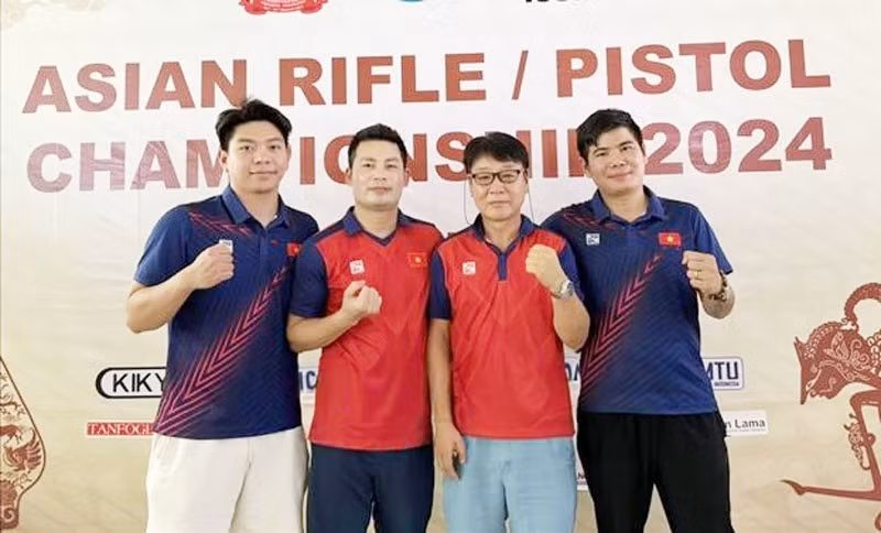 Huấn luyện viên trưởng Park Chung - gun (đeo kính) cùng ba xạ thủ giành huy chương Bạc nội dung súng ngắn bắn nhanh 25m, tại Giải vô địch súng trường/súng lục châu Á 2024 ở Jakarta (Indonessia). Ảnh: TTXVN