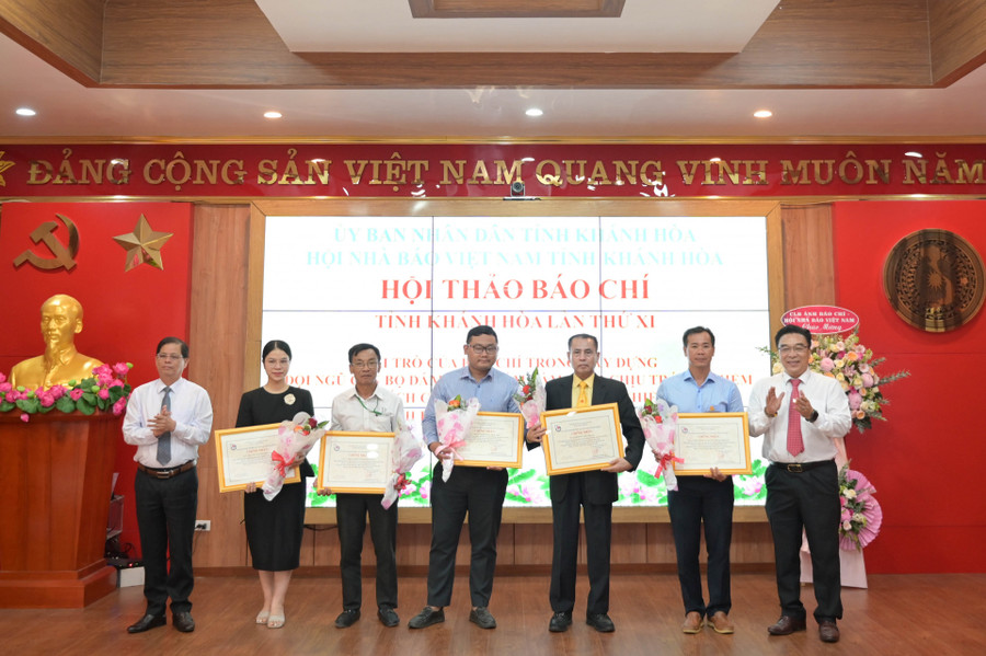 Lãnh đạo UBND tỉnh Khánh Hòa và Hội Nhà báo tỉnh Khánh Hòa tri ân các doanh nghiệp đồng hành cùng hội thảo. Lãnh đạo UBND tỉnh Khánh Hòa và Hội Nhà báo tỉnh Khánh Hòa tri ân các doanh nghiệp đồng hành cùng hội thảo.