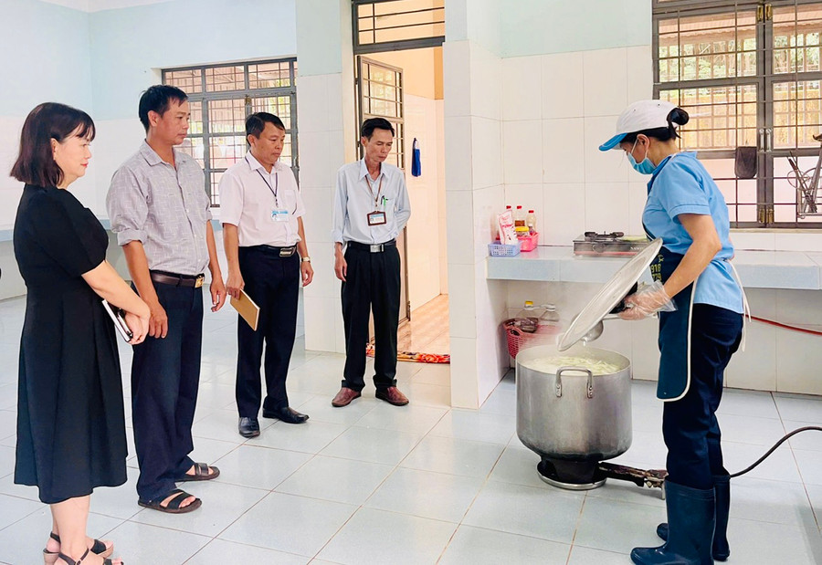 Qua kiểm tra, hầu hết các đơn vị trường học đều thực hiện tốt quy định pháp luật trong đảm bảo ATTP bếp ăn tập thể. Ảnh: N.N