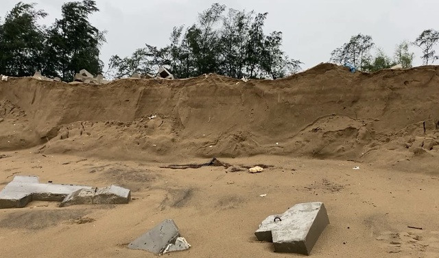 Nhiều tấm bê tông của kè biển chắn sóng bị đánh dạt vào bờ sau bão số 4