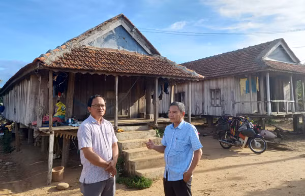 Anh Lê Mô Y Xóa - Phó Chủ tịch UBND xã Ea Bia, huyện Sông Hinh (bên trái) kể cho phóng viên nghe về truyền thống hiếu học ở địa phương.