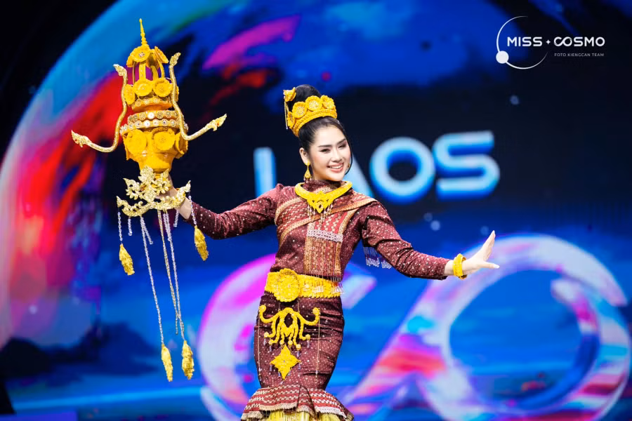 Đại diện Lào khoe vũ đạo trong phần thi trang phục dân tộc ở Miss Cosmo 2024