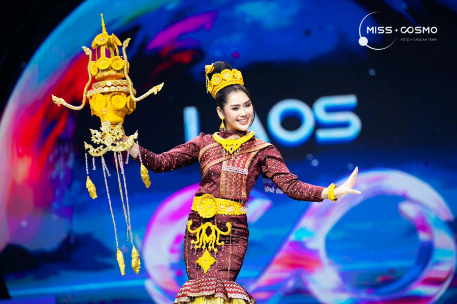 Đại diện Lào khoe vũ đạo trong phần thi trang phục dân tộc ở Miss Cosmo 2024