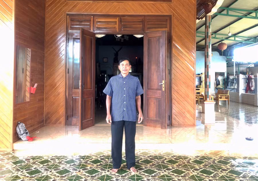 Ông Ksor Thôn bên ngôi nhà mới khang trang và là tấm gương để người dân trong làng học tập, làm theo. Ảnh: L.N