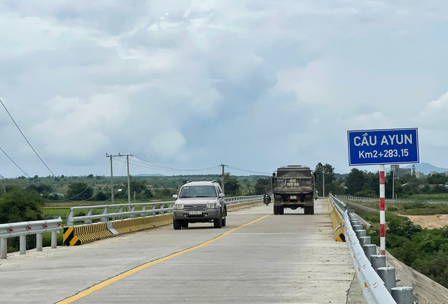 Cây cầu Ayun nối liền 2 xã Ia Sol và Ia Yeng mở ra nhiều cơ hội mới thúc đẩy phát triển kinh tế-xã hội địa phương. Ảnh: Vũ Chi Cây cầu Ayun nối liền 2 xã Ia Sol và Ia Yeng mở ra nhiều cơ hội mới thúc đẩy phát triển kinh tế-xã hội địa phương. Ảnh: Vũ Chi