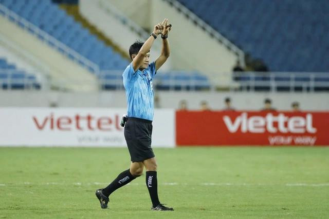 Trọng tài Nguyễn Mạnh Hải và VAR làm việc hết công suất
