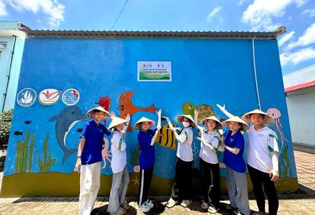 Bức tranh có chủ đề “em yêu biển xanh” do các bạn sinh viên tự tay vẽ Bức tranh có chủ đề “em yêu biển xanh” do các bạn sinh viên tự tay vẽ