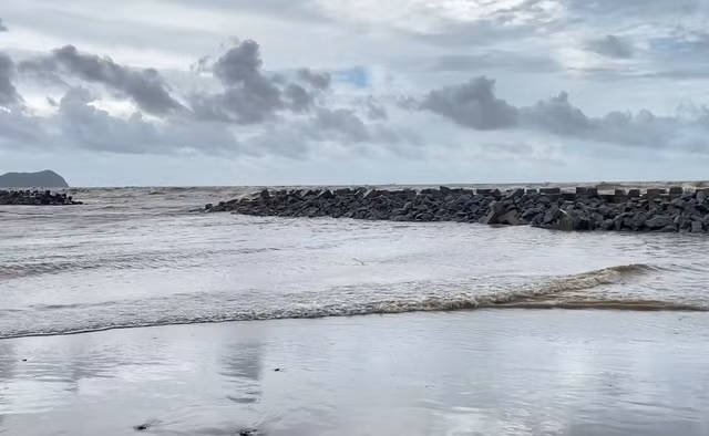 Kè chắn sóng được xây dựng để chống biển xâm thực