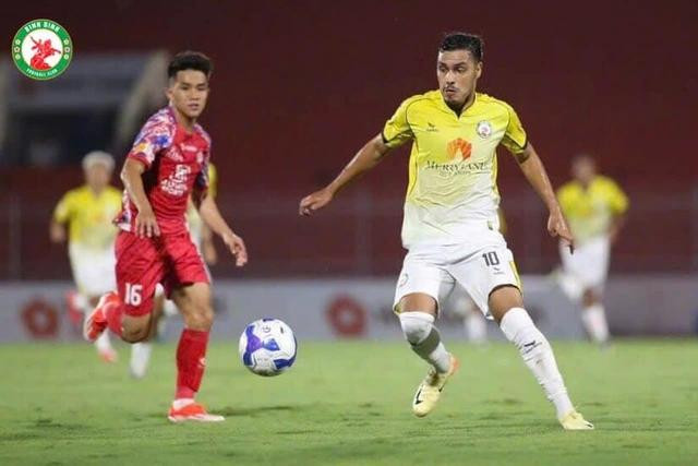 Hai đội nhập cuộc rất chắc chắn trên sân Quy Nhơn