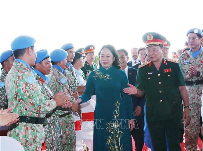 Phó Chủ tịch nước Võ Thị Ánh Xuân động viên, chúc mừng các sĩ quan tại lễ xuất quân. Ảnh Trọng Đức. Nguồn TTXVN Phó Chủ tịch nước Võ Thị Ánh Xuân động viên, chúc mừng các sĩ quan tại lễ xuất quân. Ảnh Trọng Đức. Nguồn TTXVN