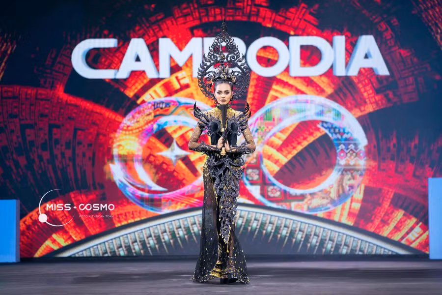Thí sinh Campuchia gây chú ý với bộ trang phục đậm chất huyền bí và vũ điệu múa nhang trên sân khấu. Trong năm đầu tiên tổ chức, Miss Cosmo quy tụ gần 60 thí sinh tham gia. Về chất lượng đêm thi trang phục dân tộc, nhiều người cho rằng ban tổ chức cần khắc phục vài hạn chế về góc quay