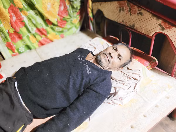 Vụ tai nạn giao thông khiến ông Y Mơi Chinh nằm liệt giường gần 10 năm nay.