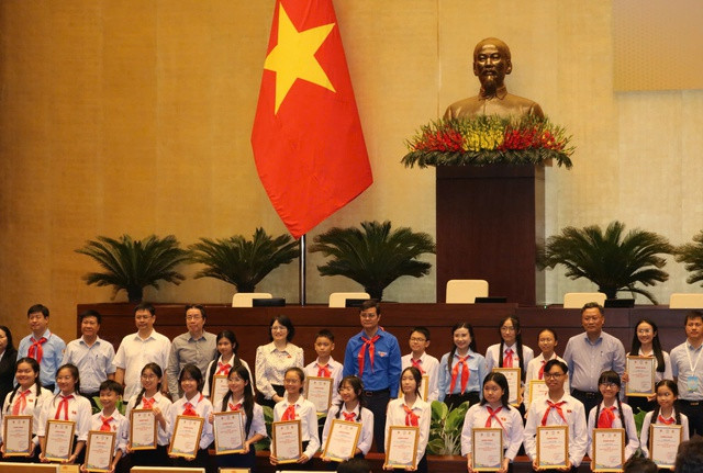 Anh Bùi Quang Huy và chị Nguyễn Phạm Duy Trang cùng các đại biểu chụp ảnh với các thiếu nhi tiêu biểu tham gia Phiên họp giả định Quốc hội trẻ em lần thứ 2 Anh Bùi Quang Huy và chị Nguyễn Phạm Duy Trang cùng các đại biểu chụp ảnh với các thiếu nhi tiêu biểu tham gia Phiên họp giả định Quốc hội trẻ em lần thứ 2
