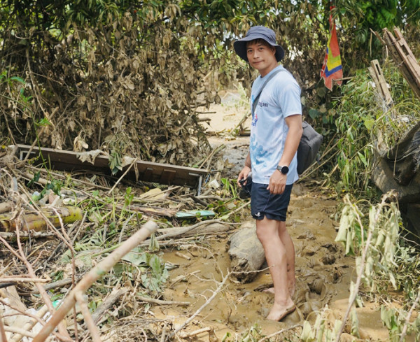 Anh Đỗ Duy Vị, Giám đốc điều hành Tổ chức Trẻ em Rồng xanh hỗ trợ bà con bãi giữa dọn dẹp sau cơn lũ. Anh Đỗ Duy Vị, Giám đốc điều hành Tổ chức Trẻ em Rồng xanh hỗ trợ bà con bãi giữa dọn dẹp sau cơn lũ.