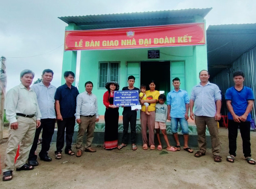Bàn giao nhà “Đại đoàn kết” cho hộ nghèo ở làng Pok, xã la Khươl, huyện Chư Păh. Ảnh: T.N