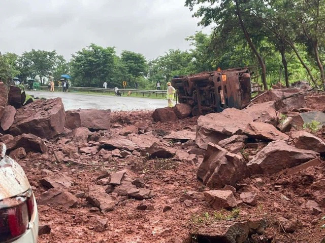 Hai xe ôtô bị hư hỏng nặng do bị đá rơi đè trúng. Ảnh: Facebook Hai xe ôtô bị hư hỏng nặng do bị đá rơi đè trúng. Ảnh: Facebook