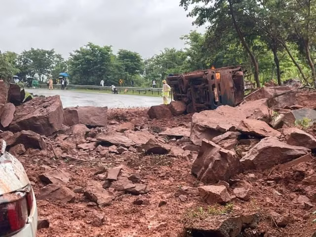 Hai xe ôtô bị hư hỏng nặng do bị đá rơi đè trúng. Ảnh: Facebook