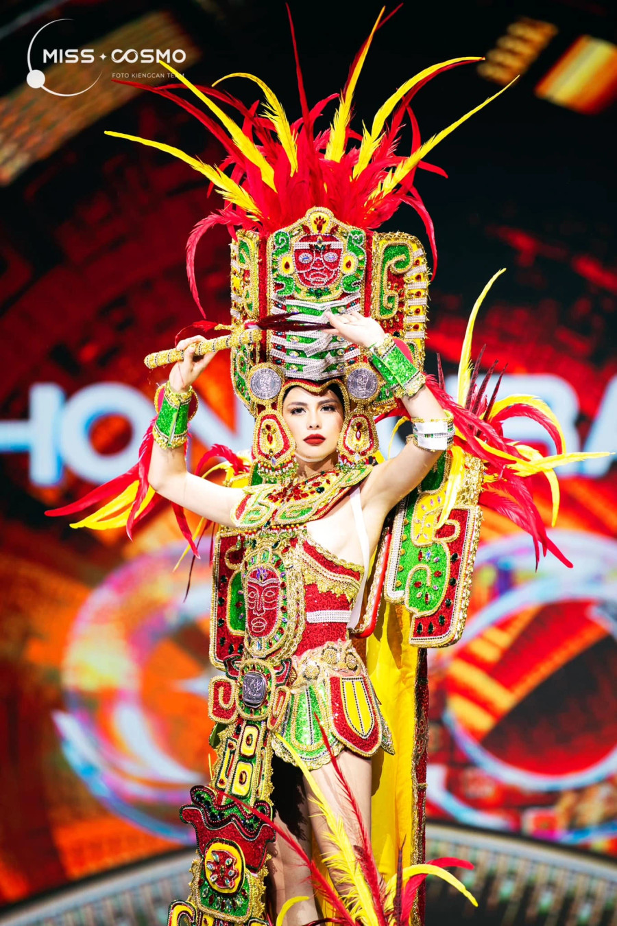 Người đẹp Hondarus khoe vóc dáng nóng bỏng khi trình diễn trang phục dân tộc