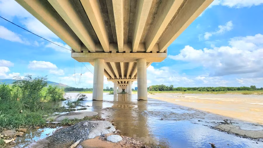 Ngày 31/5 nhịp dầm cuối cùng trong tổng số 15 nhịp cầu Sông Vệ đã được gác lên, chính thức hợp long.