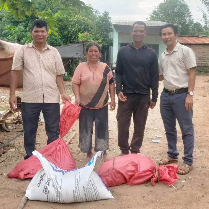 Hỗ trợ vật tư sản xuất cho hộ nghèo bà Đinh Blur tại làng Klên, xã la Khươl, huyện Chư Păh. Ảnh: Thanh Nhật