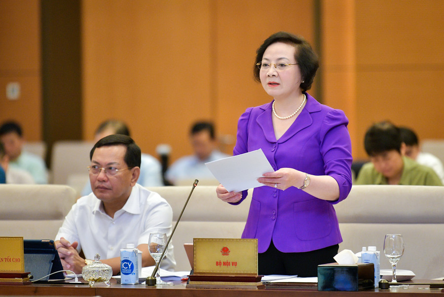 Bộ trưởng Bộ Nội vụ Phạm Thị Thanh Trà báo cáo tại phiên họp