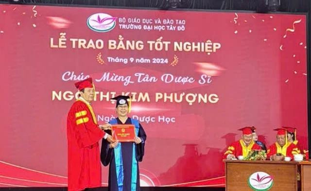 Tân dược sĩ Ngô Thị Kim Phượng nhận bằng tốt nghiệp ĐH ở tuổi U.60
