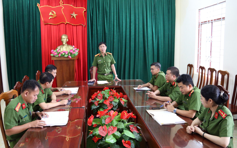 Trung tá Nguyễn Minh Tuấn-Phó Chánh Văn phòng Cơ quan Cảnh sát điều tra Công an tỉnh chỉ đạo công tác bắt truy nã. Ảnh: Lê Ánh Trung tá Nguyễn Minh Tuấn-Phó Chánh Văn phòng Cơ quan Cảnh sát điều tra Công an tỉnh chỉ đạo công tác bắt truy nã. Ảnh: Lê Ánh