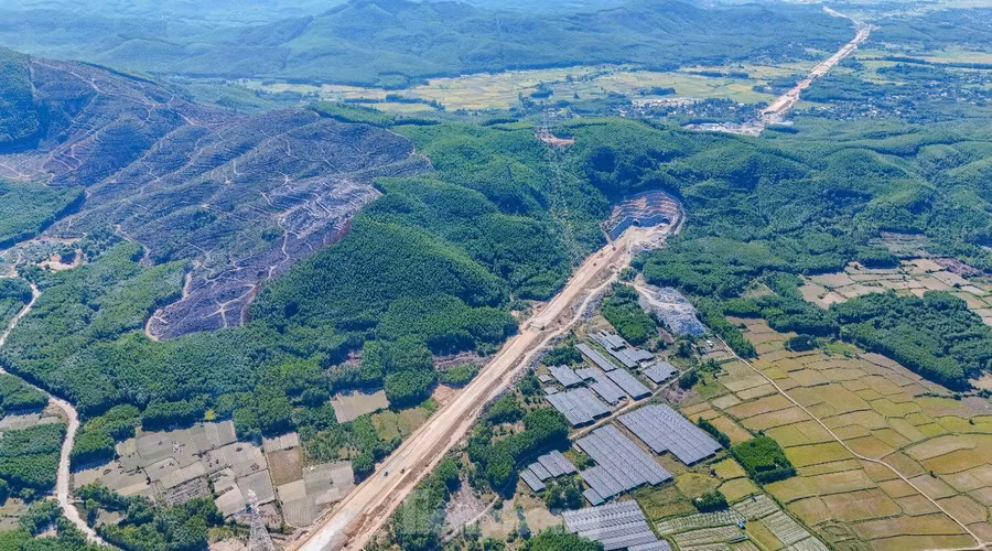 Dự án có chiều dài 88km, tổng mức đầu tư hơn 20.400 tỷ đồng. Trong đó đoạn qua địa phận tỉnh Quảng Ngãi dài 60,3km, qua tỉnh Bình Định dài 27,7km. Giai đoạn 1, cao tốc Quảng Ngãi - Hoài Nhơn có quy mô 4 làn xe, vận tốc 80km/h. Dự án do Ban Quản lý dự án 2 (Bộ GTVT) làm chủ đầu tư. Theo kế hoạch, dự án phải hoàn thành toàn tuyến vào quý III năm 2026.