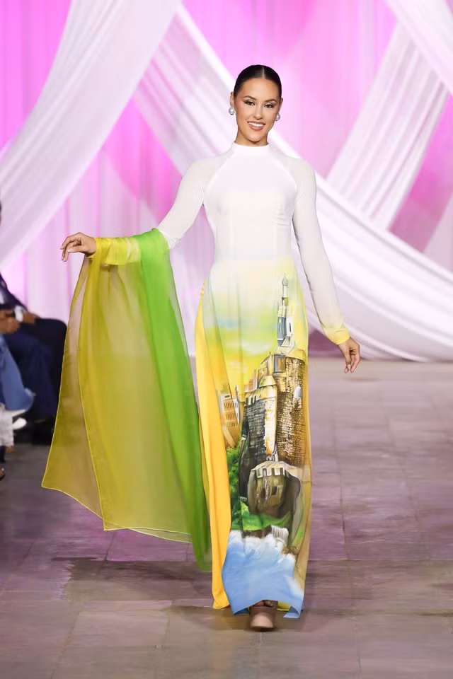 Áo dài mang tên "The Colours of Humanity" (tạm dịch Sắc màu của nhân loại)