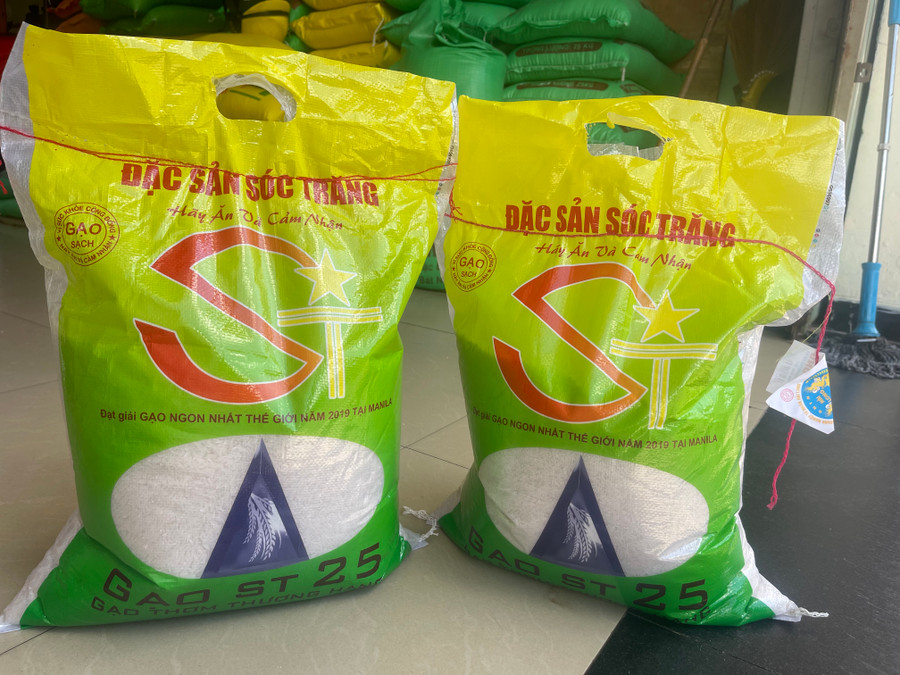 Hai loại gạo ST25 này bao bì nhìn giống nhau, chỉ khác mỗi cái tem đính vào dây kít miệng bao ghi tên nhà đóng gói, mà giá bán đã chênh nhau đến 30 ngàn đồng/bao 10 ký. Ảnh: V.T Hai loại gạo ST25 này bao bì nhìn giống nhau, chỉ khác mỗi cái tem đính vào dây kít miệng bao ghi tên nhà đóng gói, mà giá bán đã chênh nhau đến 30 ngàn đồng/bao 10 ký. Ảnh: V.T