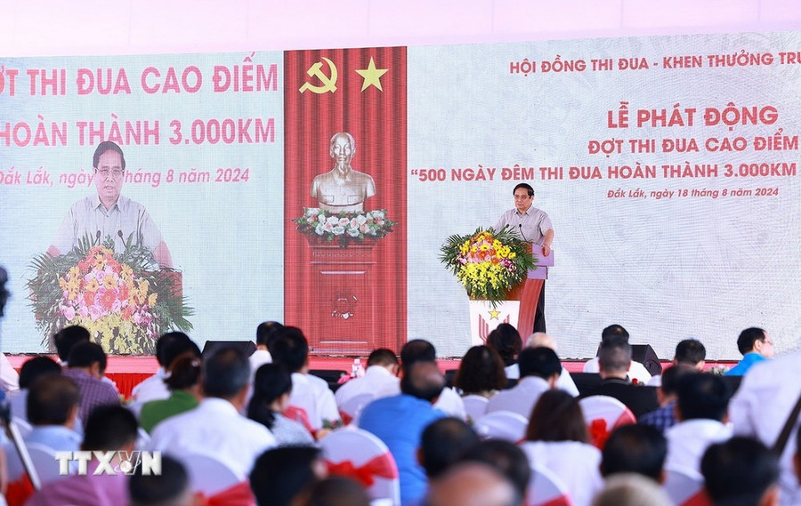 Thủ tướng Phạm Minh Chính phát động đợt thi đua cao điểm '500 ngày đêm thi đua hoàn thành 3.000km đường bộ cao tốc' ngày 18/8. (Ảnh: Dương Giang/TTXVN) Thủ tướng Phạm Minh Chính phát động đợt thi đua cao điểm '500 ngày đêm thi đua hoàn thành 3.000km đường bộ cao tốc' ngày 18/8. (Ảnh: Dương Giang/TTXVN)