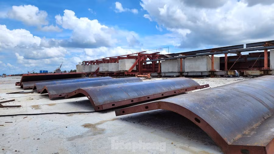 Ván khuôn được nhà thầu tập kết sẵn sàng trên công trường nhằm đẩy nhanh công tác đổ bê tông tường lan can cầu.