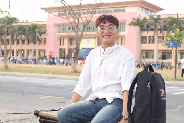 Nguyễn Hữu Hưng, sinh viên Khoa Văn học, thủ khoa kép của Trường ĐH Khoa học xã hội và nhân văn TP.HCM Nguyễn Hữu Hưng, sinh viên Khoa Văn học, thủ khoa kép của Trường ĐH Khoa học xã hội và nhân văn TP.HCM