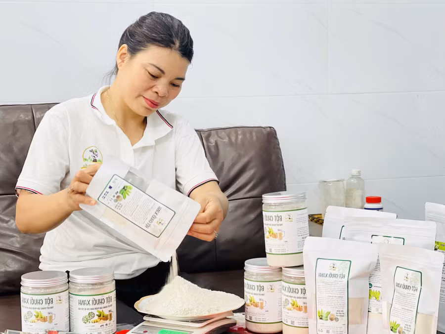 Chị Phạm Thị Bình đã tìm tòi, cho ra đời dòng sản phẩm bột chuối xanh mang thương hiệu Nam Phúc. Ảnh: M.K