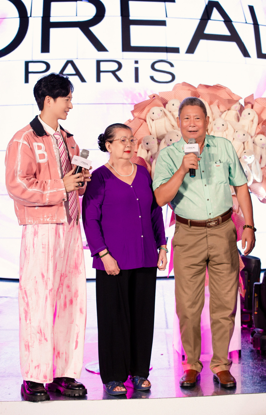 Nam ca sĩ xúc động khi bố mẹ bất ngờ xuất hiện tại buổi fan meeting của mình Nam ca sĩ xúc động khi bố mẹ bất ngờ xuất hiện tại buổi fan meeting của mình