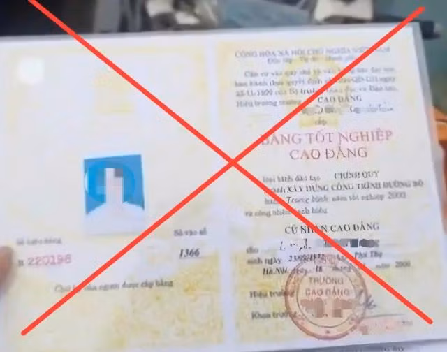 Công an thu giữ nhiều giấy tờ, bằng cấp giả