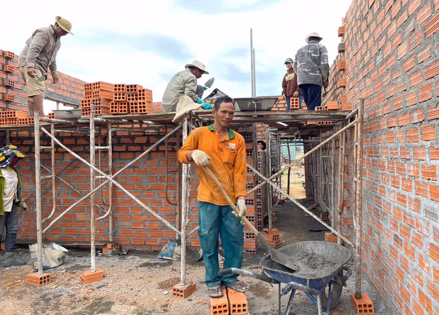 Gia đình anh Ksor Thuyên (làng Kinh Pêng, xã Chư A Thai) xây dựng nhà mới tại khu tái định cư. Ảnh: V.C