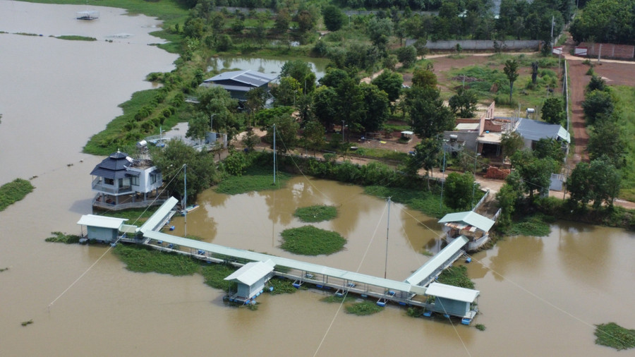 Khu nhà nổi không khác gì khu resort ở xã Nha Bích