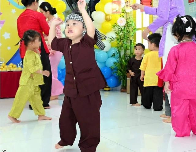 Bé D.T.K trong lần được vui trung thu tại trường vừa qua