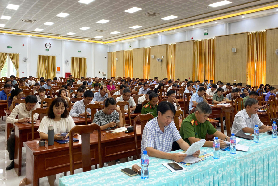 150 cán bộ, đảng viên của 41 chi bộ trực thuộc Thị ủy Ayun Pa tham gia hội nghị học tập, quán triệt các văn bản của Đảng. Ảnh: N.S 150 cán bộ, đảng viên của 41 chi bộ trực thuộc Thị ủy Ayun Pa tham gia hội nghị học tập, quán triệt các văn bản của Đảng. Ảnh: N.S