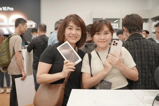 Phiên bản màu titan sa mạc là dòng sản phẩm được nhiều người chọn mua nhất Phiên bản màu titan sa mạc là dòng sản phẩm được nhiều người chọn mua nhất