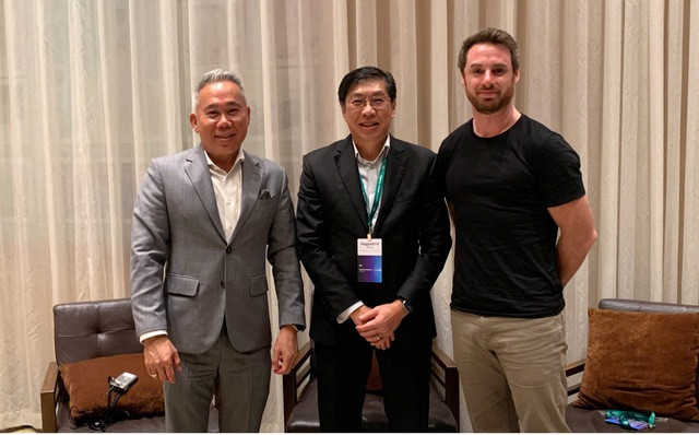 Ông Eric Yeo, ông Augustine Wong cùng ông Daniel Stacey (từ trái sang) tại phiên trao đổi với truyền thông ở sự kiện &quot;AWS Cloud Day Vietnam&quot; vừa diễn ra tại Hà Nội