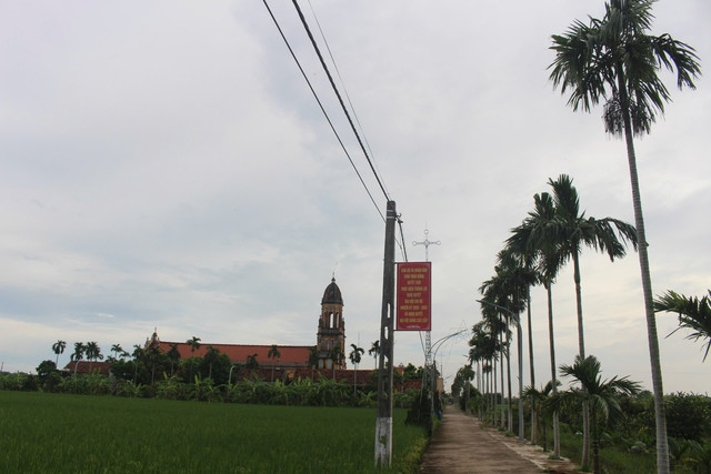 Với ngôi làng miền Bắc, là làng Công giáo, thì tiếng chuông chiều buông gợi lên bao cảm xúc