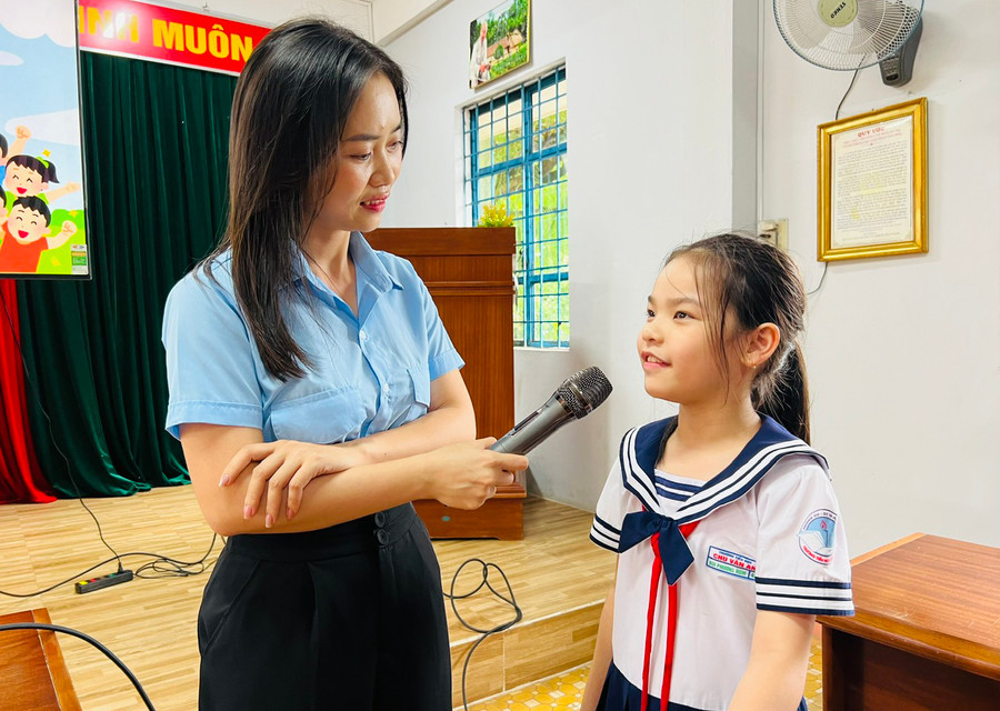 Em Bùi Phương Nghi (bìa phải)-Trường Tiểu học Chu Văn An mạnh dạn bày tỏ ý kiến tại buổi sinh hoạt câu lạc bộ. Ảnh M.N