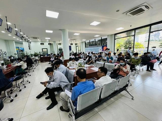 Người dân chờ làm thủ tục đất đai tại TP.HCM. Dự báo, số hồ sơ đất đai sẽ tăng vọt trong những ngày tới